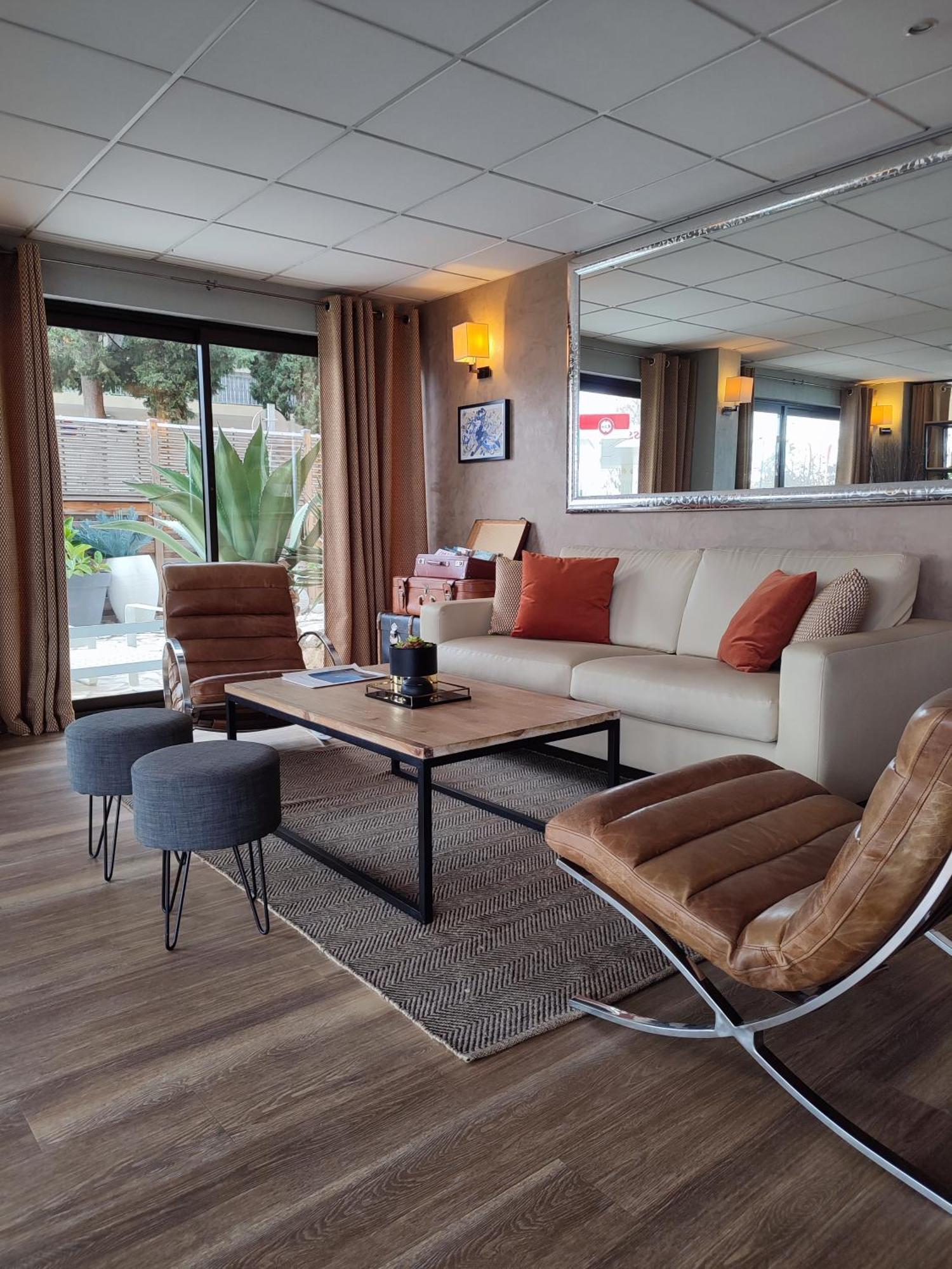Le Collier Hotel