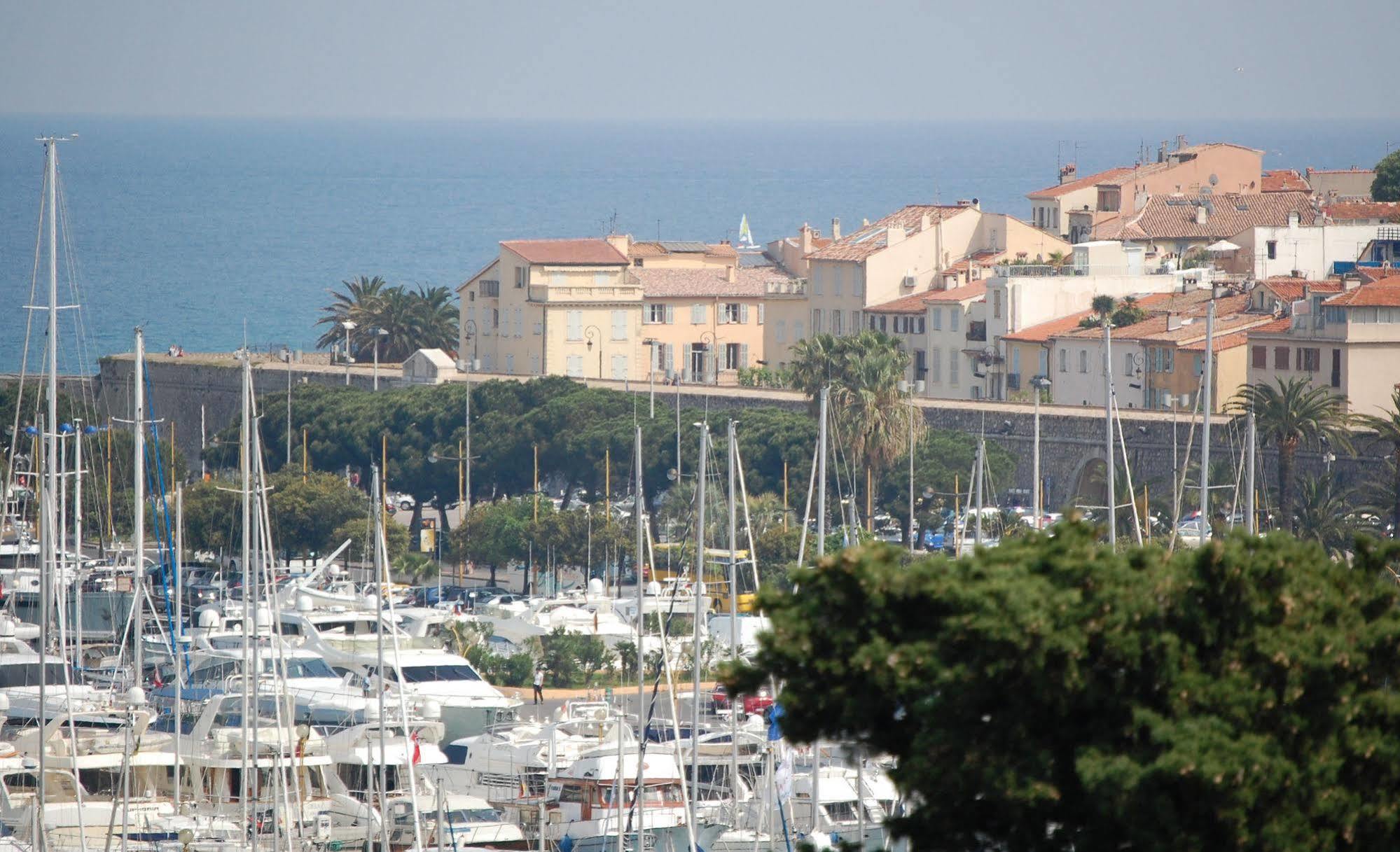Le Collier Hotel